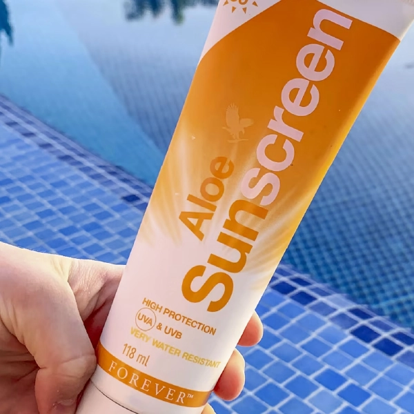 آلوئه سانسکرین (کرم ضد آفتاب آبرسان و ضد لک) Aloe Sunscreen